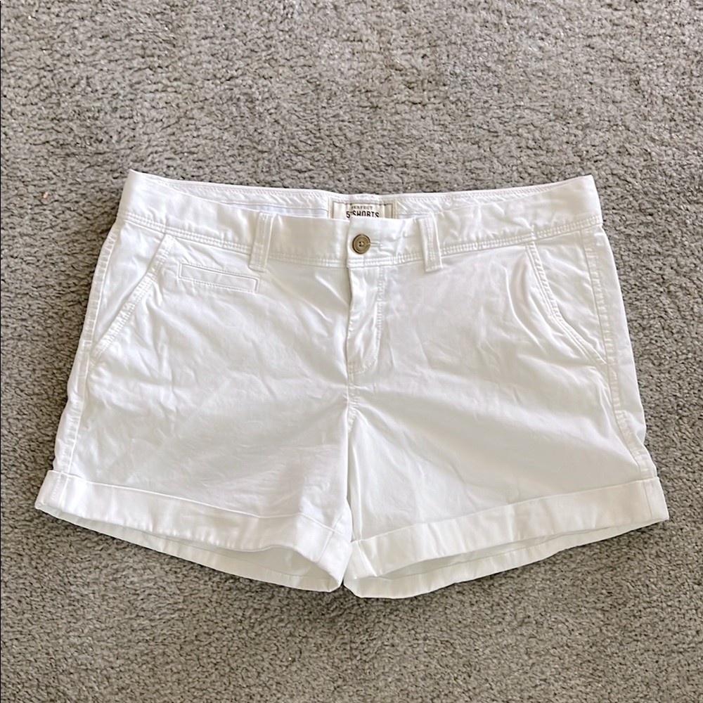 Old Navy perfect 5 Women's White Low Rise Shorts.Size:12. Gently Used.